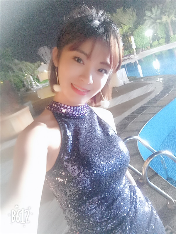 哇塞!没想到自体脂肪填充脸部的果这么神奇,做了之后朋友们都说我回到高中的时候,哈哈哈好开心呀,给你们看看我的变美照片嘻嘻~~~~