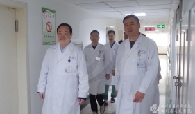 器官移植中心研究所组建者、前任院长邓绍平参加科室讨论