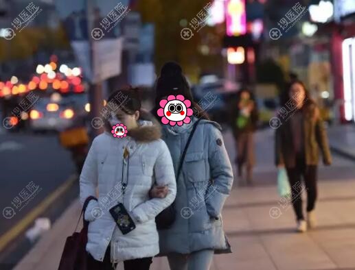 在韩国随处可见刚整完走在大街上的美女